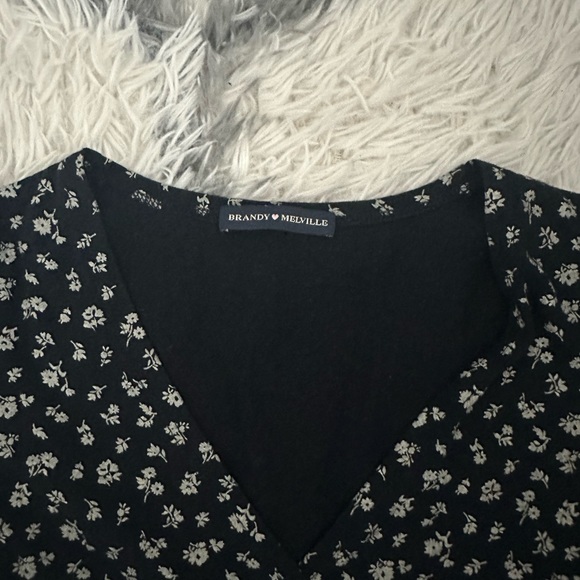 BRANDY MELVILLE - ONE SIZE Cropped Floral V-Neck Top - Picture 3 of 3